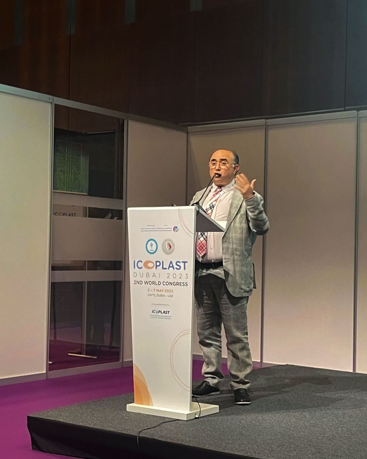 Copcu speaking from the lectern at the ICOPLAST Dubai 2023 second world congress